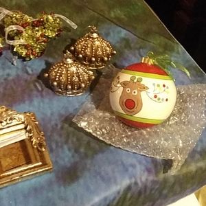 None Holiday - Shiny ornaments None Holiday - Shiny ornaments